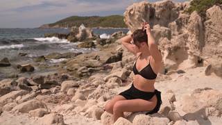 Sie ist vollkommen nackt und hemmungslos auf dem FFK Badestrand Sie ist vollkommen nackt und hemmungslos auf dem FFK Badestrand