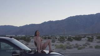 Emma G reitet einen Dildo auf einem Auto mitten in der Wüste Emma G reitet einen Dildo auf einem Auto mitten in der Wüste