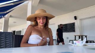 Agatha ist an den Strand gegangen, um ihren schönen nackten Körper zu zeigen.