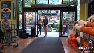 Lily ist in einer fast durchsichtigen Bluse einkaufen gegangen