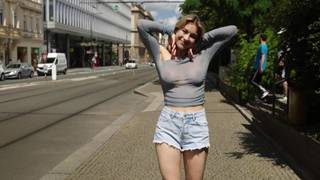 Cassandra ist glücklich, wenn sie ihre Brüste auf den Straßen zeigt Cassandra ist glücklich, wenn sie ihre Brüste auf den Straßen zeigt