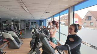 Nympha geht gerne ins Fitnessstudio und zieht sich dort aus