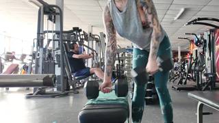 Nympha geht gerne ins Fitnessstudio und zieht sich dort aus