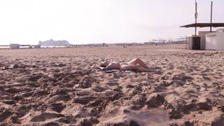 Olivia zeigt ihre Titten und sogar ihre Muschi am Strand