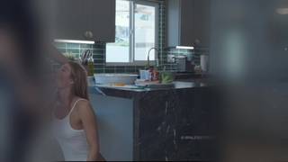 Er lädt ein paar Mädchen nach Hause ein und fickt sie in der Küche Er lädt ein paar Mädchen nach Hause ein und fickt sie in der Küche