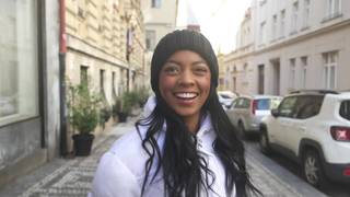 Was würdest du tun, wenn du eine schwarze Frau triffst, die ihre Titten zeigt?