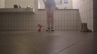 In jeder öffentlichen Toilette filmt sich die Französin beim Masturbieren.