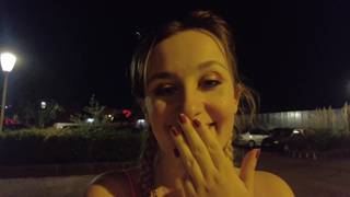 Louise befindet sich in einer Wüste mit mehreren Schwänzen zum Blasen