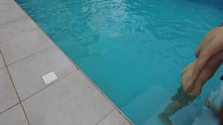 Feuriges junges Mädchen in einem Dreier mit wildem Bukkake