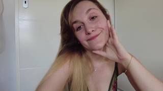 Beginnt sich sinnlich im Badezimmer und durch das ganze Haus zu masturbieren