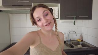 Louise masturbiert mit einem Schöpflöffel, während sie in ihrem Haus kocht