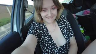 Die Französin masturbiert zuerst im Badezimmer und dann im Auto