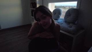 Wieder einmal entkleidet sich Louise und masturbiert sich zu Hause mit den Fingern