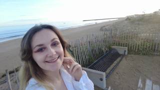 Der Tag ist gut dafür, dass Louise sich im Freien masturbiert