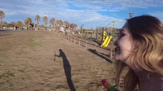 Blondie zeigt und masturbiert im Freien mit ihrem bunten Dildo