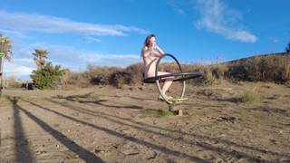 Blondie zeigt und masturbiert im Freien mit ihrem bunten Dildo