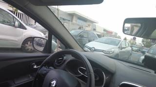 Die Streiche einer Französin, die sich allein in ihrem Auto masturbiert