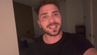 Ihr Freund schlägt ihr vor, seinen Penis zu lutschen, damit seine Anhänger sie sehen können