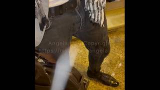 Die Brünette Angela Doll, hungrige Französin unter dem Regen