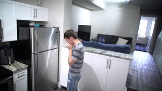 Er verarscht seinen Stiefbruder, während er masturbiert und kurz davor ist, abzuspritzen!