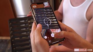 Diese Bros sind so gelangweilt, dass sie sich gegenseitig einen runterholen