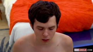 Twink bekommt sein Arschloch von seinem älteren Stiefbruder eingedrungen Twink bekommt sein Arschloch von seinem älteren Stiefbruder eingedrungen