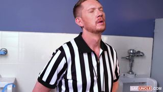 Bully findet diesen Twink auf der Toilette und lässt ihn seinen Schwanz blasen