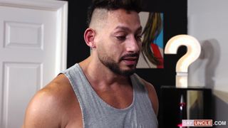 Ein latinischer Twink stößt den dicken Schwanz seines Vaters tief hinein!