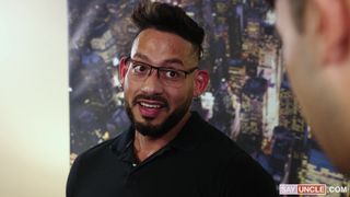 Dieser Stiefvater lässt seinen jugendlichen Stiefsohn seinen großen Schwanz lutschen