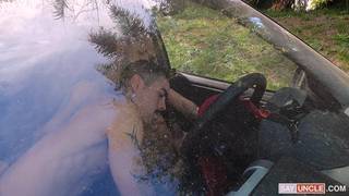 Geile Männer fuhren offroad, um in Ruhe anal zu ficken