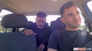 Taxifahrer fährt Umweg, um den Schwanz seines Kunden zu blasen