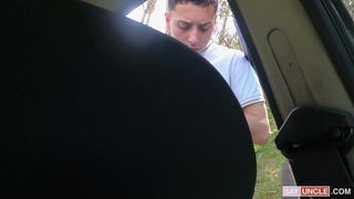 Während er auf den Mechaniker wartet, holt er seinen Schwanz für den Twink heraus