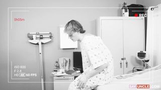 Doktor steckt seine Zunge und Finger in das enge Arschloch dieses Teen