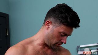 Dieser Arzt und sein Twink-Patient reiben ihre Schwänze aneinander