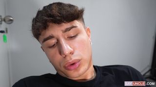 Freund ist zu müde, also lutscht er das Arschloch des Nachbarn