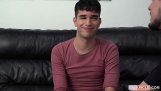 Twink küsst den Schwanz seines Stiefonkels, damit er eine Party schmeißen kann