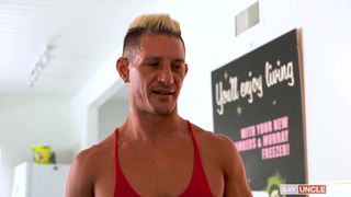 Der Twink liebt es, seinen Stiefvater dabei zu beobachten, wie er vor ihm seinen Schwanz wichst.