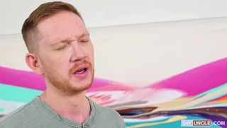 Twink-Stiefsohn kann nicht aufhören, auf den großen und langen Schwanz seines Stiefvaters zu starren