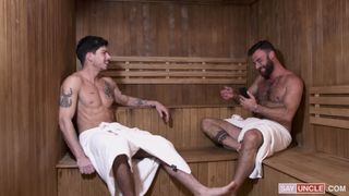 In der Sauna fangen diese Männer an, sich gegenseitig die Schwänze zu lutschen In der Sauna fangen diese Männer an, sich gegenseitig die Schwänze zu lutschen