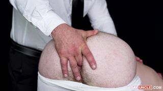 Behaarter Missionars-Teen lässt sich von einem DILF den Arsch fingern