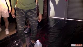 Schwarze und weiße Twinks Orgie voller Öl und Blowjobs