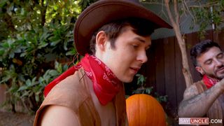 Twink trade schnitzt Kürbisse und holt sich gegenseitig einen runter