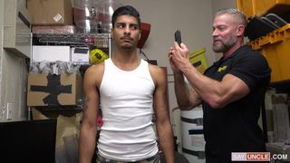 DILF lässt diesen jüngeren Mann knien, um seinen Schwanz zu lutschen