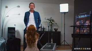 Danny D erwischt Ella Hughes dabei, wie sie masturbiert, während sie lesbischen Sex schaut