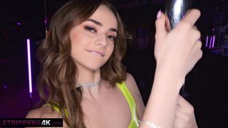 Die kleine Nikki Nicole tanzt, neckt und masturbiert vor einem Kunden