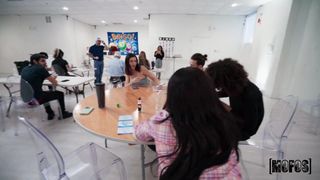 Bei RedTube will die junge Black im Bingosaal geleckt werden