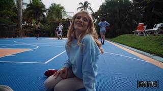 Blondie ellie tay gets auf sie knees bis deepthroat ein weiß schwanz Blondie ellie tay gets auf sie knees bis deepthroat ein weiß schwanz
