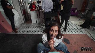 Scarlett Page deepthroats während hinter den Kulissen einer Show