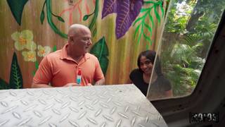 Carly Rae hat ein Eis gekauft, aber sie will Peters Schwanz lutschen