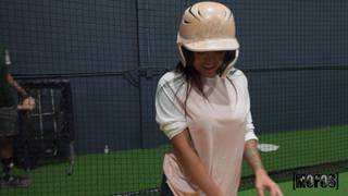 Alice Thunder reitet GI Joey im Reverse Cowgirl in der Öffentlichkeit Alice Thunder reitet GI Joey im Reverse Cowgirl in der Öffentlichkeit